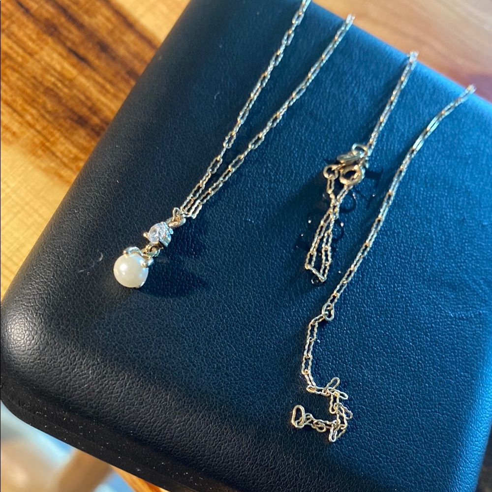 Elegant Gold Necklace with Pearl Pendant
